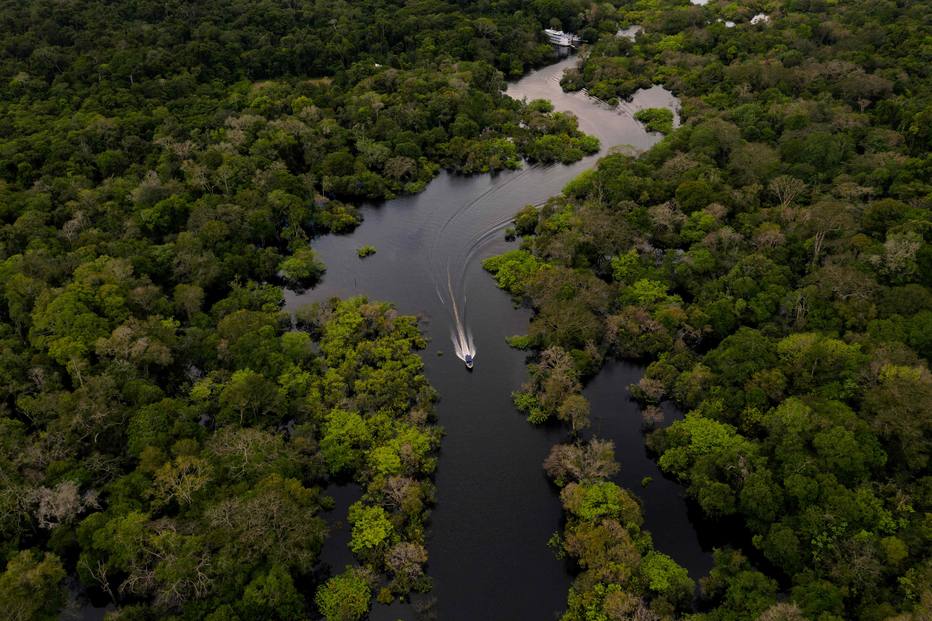 Barco no rio Jururá, na Amazônia