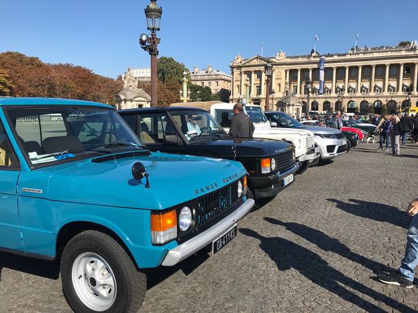 PARIS, FRANÇA - 01 De Dezembro De 2016: Carro Alemão Esperta Bonita De Uma  Empresa De Partilha De Carro Estacionado Na Frente De Uma Casa - Lente Tilt- shift Fotos, retratos, imágenes y