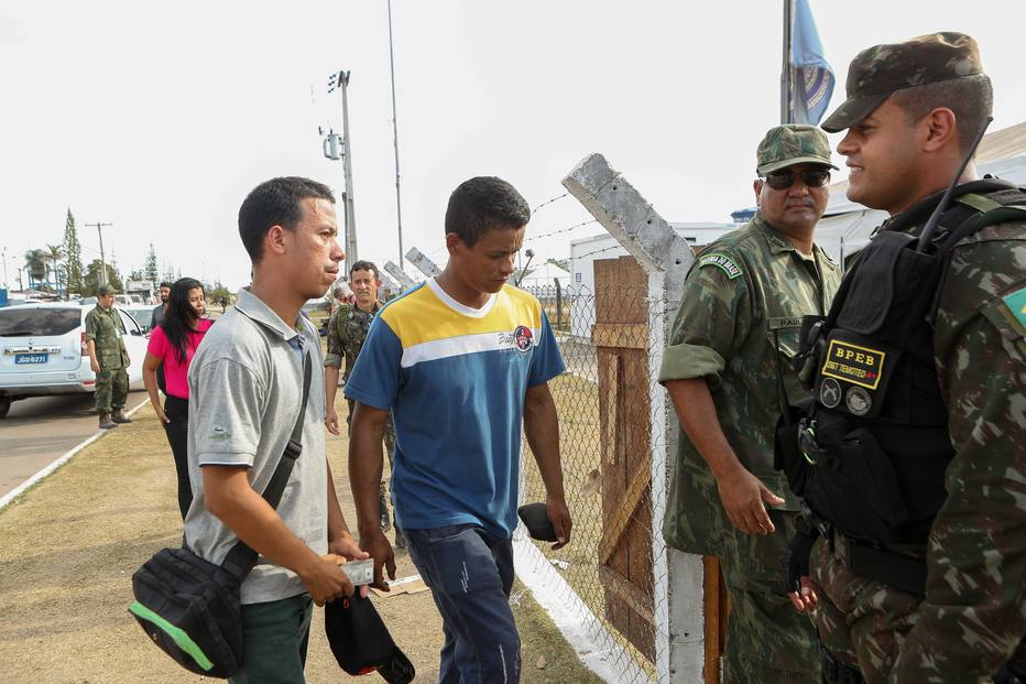 Militares venezuelanos desertores são recebidos no abrigo da Operação Acolhida em Pacaraima, Roraima, no domingo