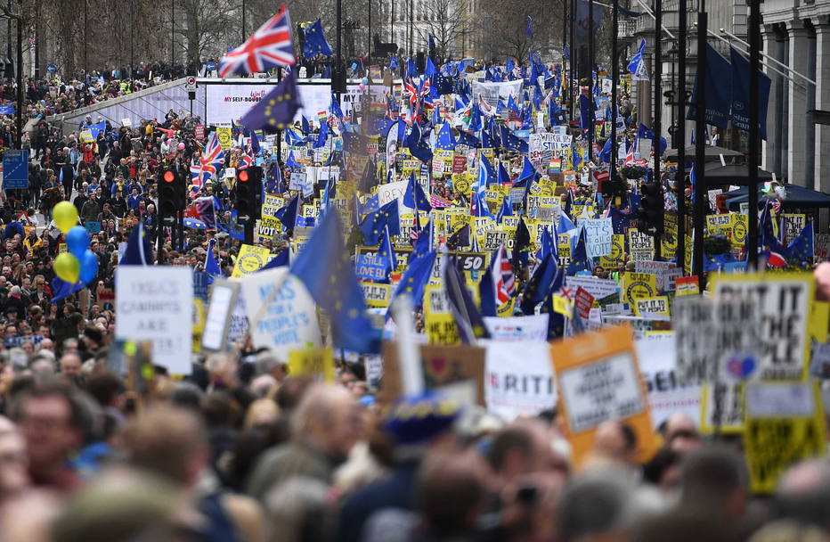 Centenas de milhares marcham em Londres por novo referendo do Brexit  