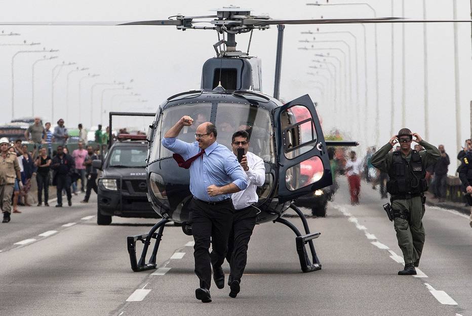 Wilson Wizel desce de helicóptero na Ponte Rio-Niterói