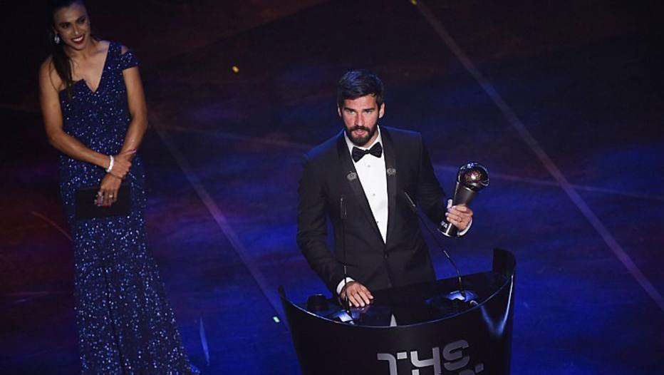 Alisson conquista o prêmio de melhor goleiro do mundo pela Fifa