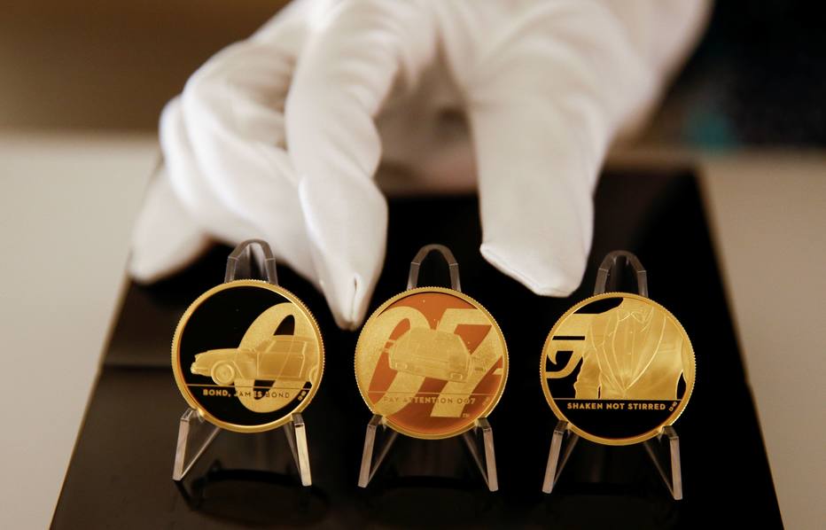 Três moedas formam o logo