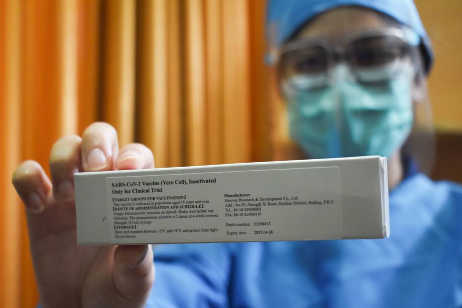 Testes da vacina contra covid-19 desenvolvida pela AstraZeneca e Universidade de Oxford foram suspensos