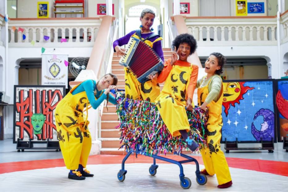 Espetáculo infantil com língua de sinais leva cultura e diversidade às crianças da periferia - Emais - Estadão