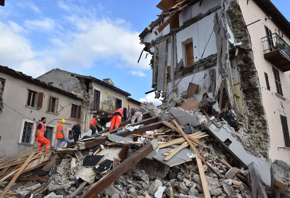 Número de mortos no terremoto na Itália passa de 250 Internacional