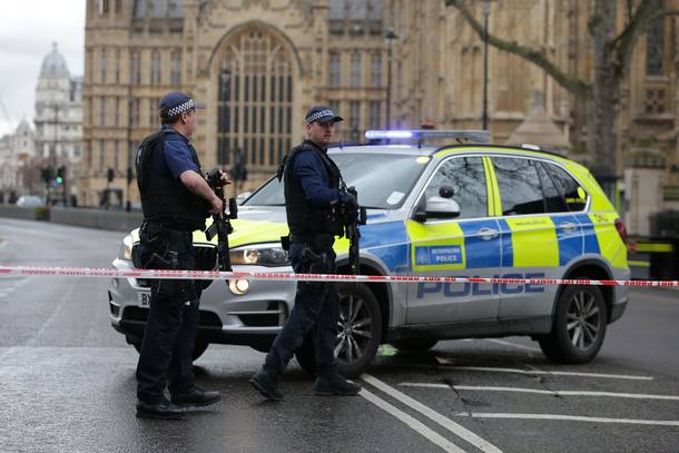 Policiais armados isolam a área do Parlamento britânico, em Londres, após relatos de disparos de arma de fogo