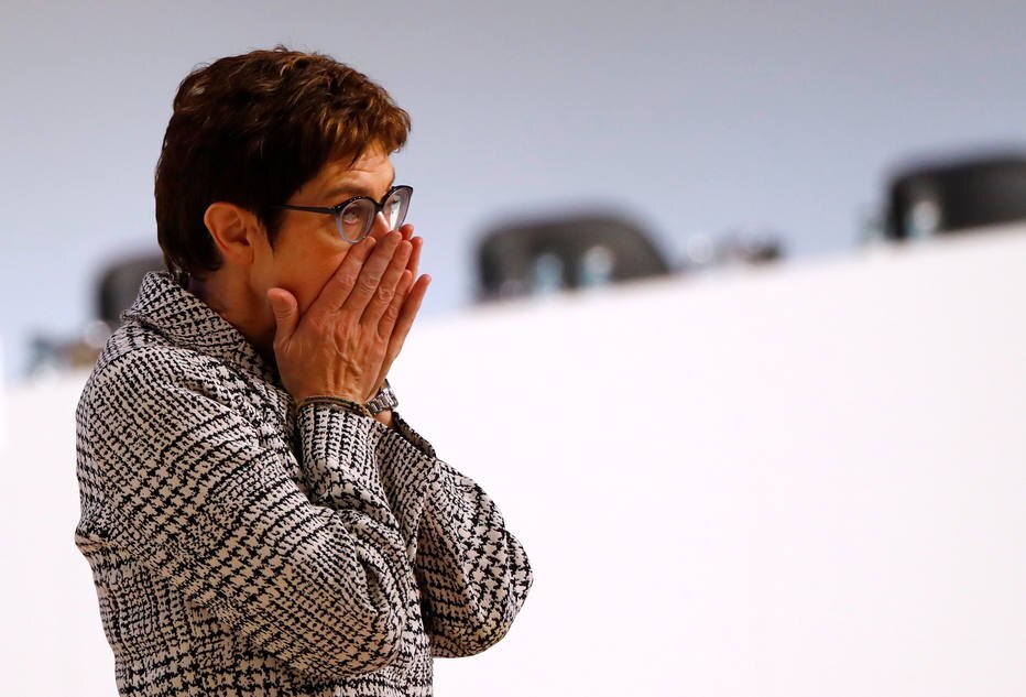 Annegret Kramp-Karrenbauer, nova líder da União Democrática-Cristã (CDE), reage com surpresa à sua eleição em Hamburgo 