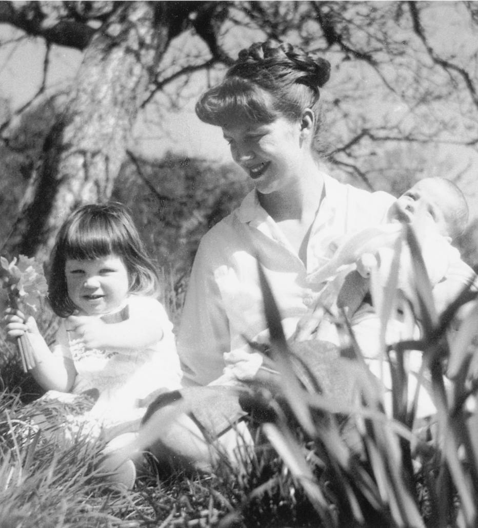 Sylvia Plath com os filhos Nicholas Hughes e Frieda Hughes - Cultura ...