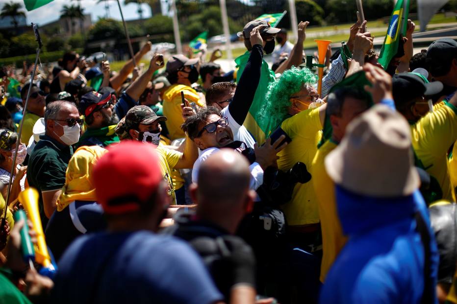 Profissionais do Estad&atilde;o s&atilde;o agredidos com chutes, murros e empurr&otilde;es por apoiadores de Bolsonaro 