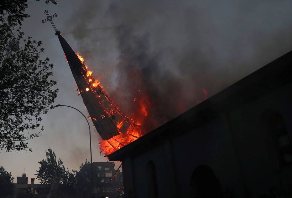 Pináculo de igreja em Santiago cai após incêndio provocado por manifestantes em Santiago REUTERS/Ivan Alvarado