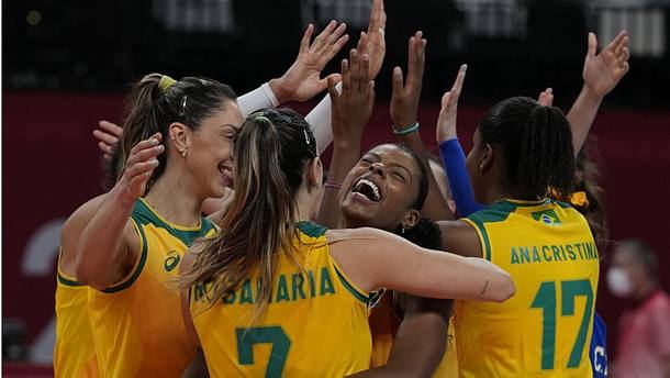 Jogadores da seleção brasileira feminina de vôlei comemoram vitória diante da Coreia do Sul