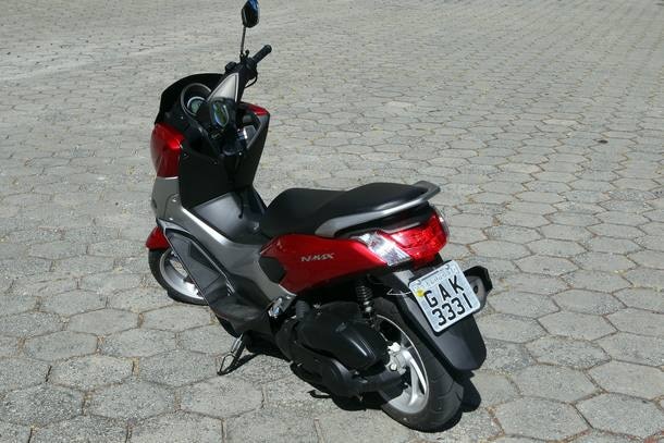 Yamaha NMax 160 enfrenta o Honda PCX 150
