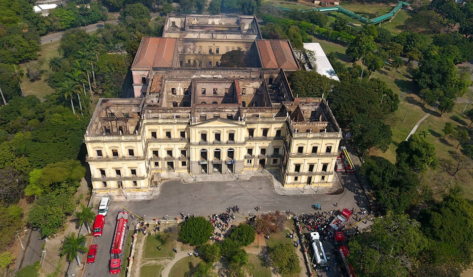 Defesa Civil vê risco de desabamento interno e mantém Museu Nacional interditado