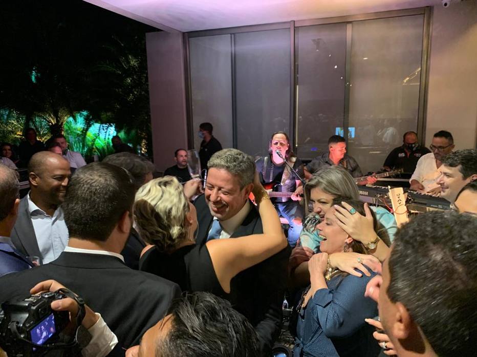 Arthur Lira faz festa da vitória para 300 pessoas em meio à pandemia