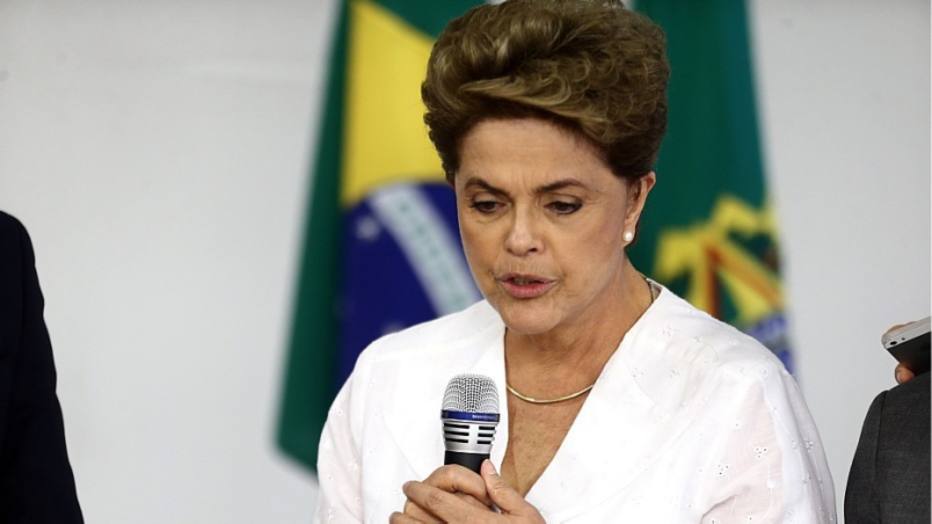 Na véspera da votação de impeachment, Dilma faz ato com ...