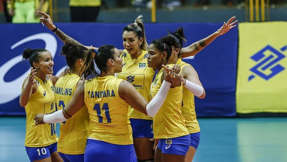 Na volta de Thaísa, seleção feminina de vôlei leva virada ...