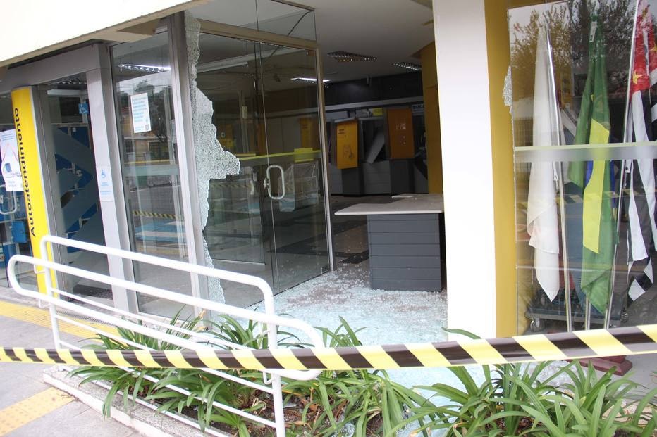 Tentativa de assalto a bancos deixa ao menos 11 suspeitos mortos em Guararema