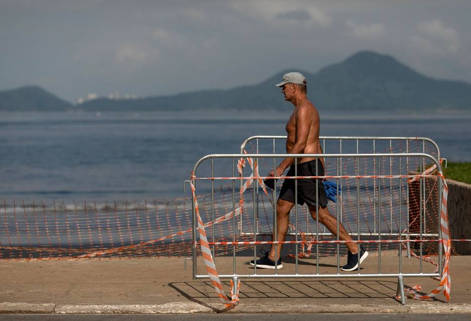 Com lockdown e feriado, Baixada Santista tem praias mais vazias e protesto de surfistas