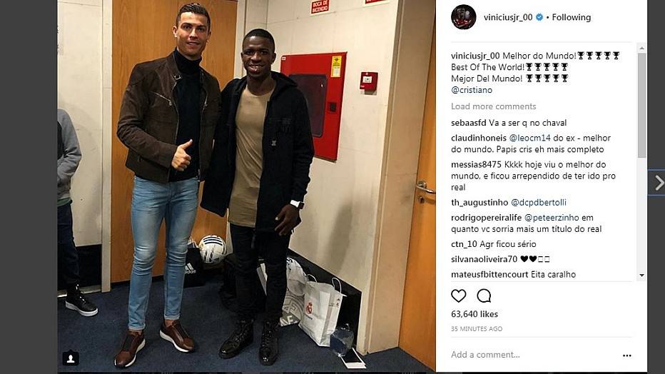 Vinicius Júnior vê clássico no Bernabéu e exalta Ronaldo: Melhor do mundo