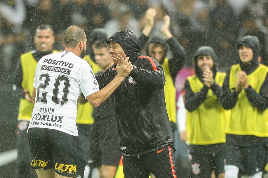 Danilo se coloca à disposição para atuar como falso 9 no Corinthians