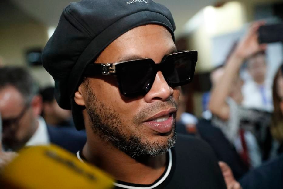 Ronaldinho admite crime e fica livre de acusação pela promotoria do Paraguai