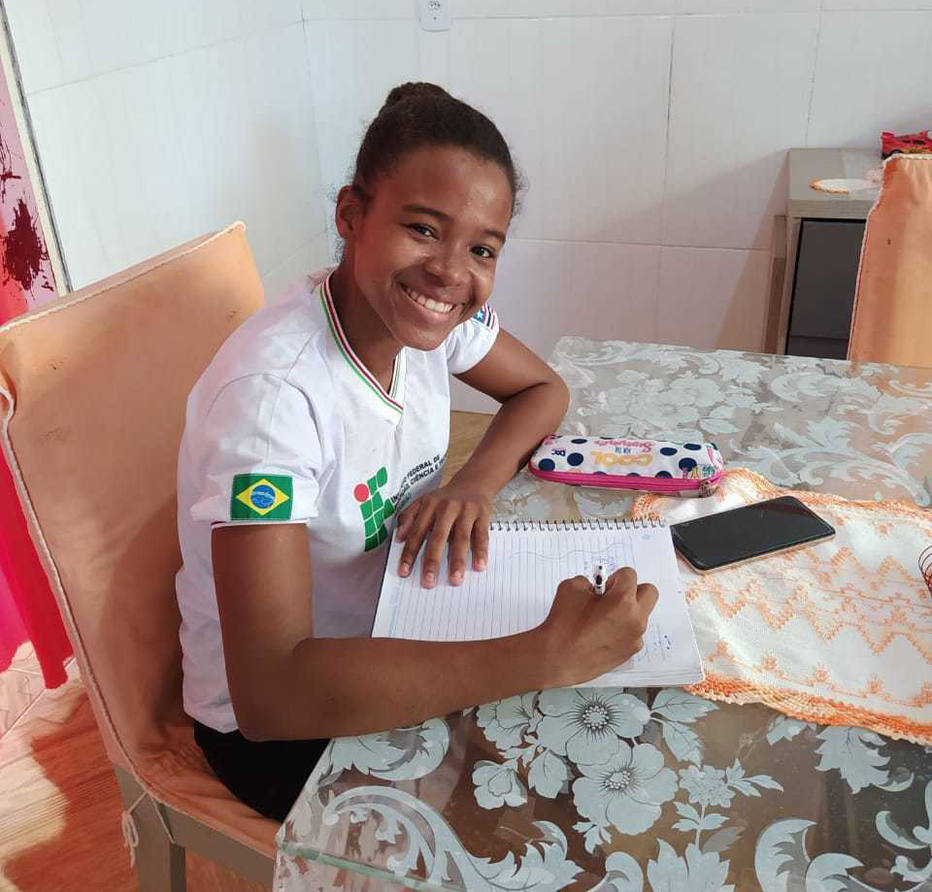 Aldenice Coelho Melo, de 16 anos, veste o uniforme todos os dias, mesmo sem ir à escola, para se motivar a estudar