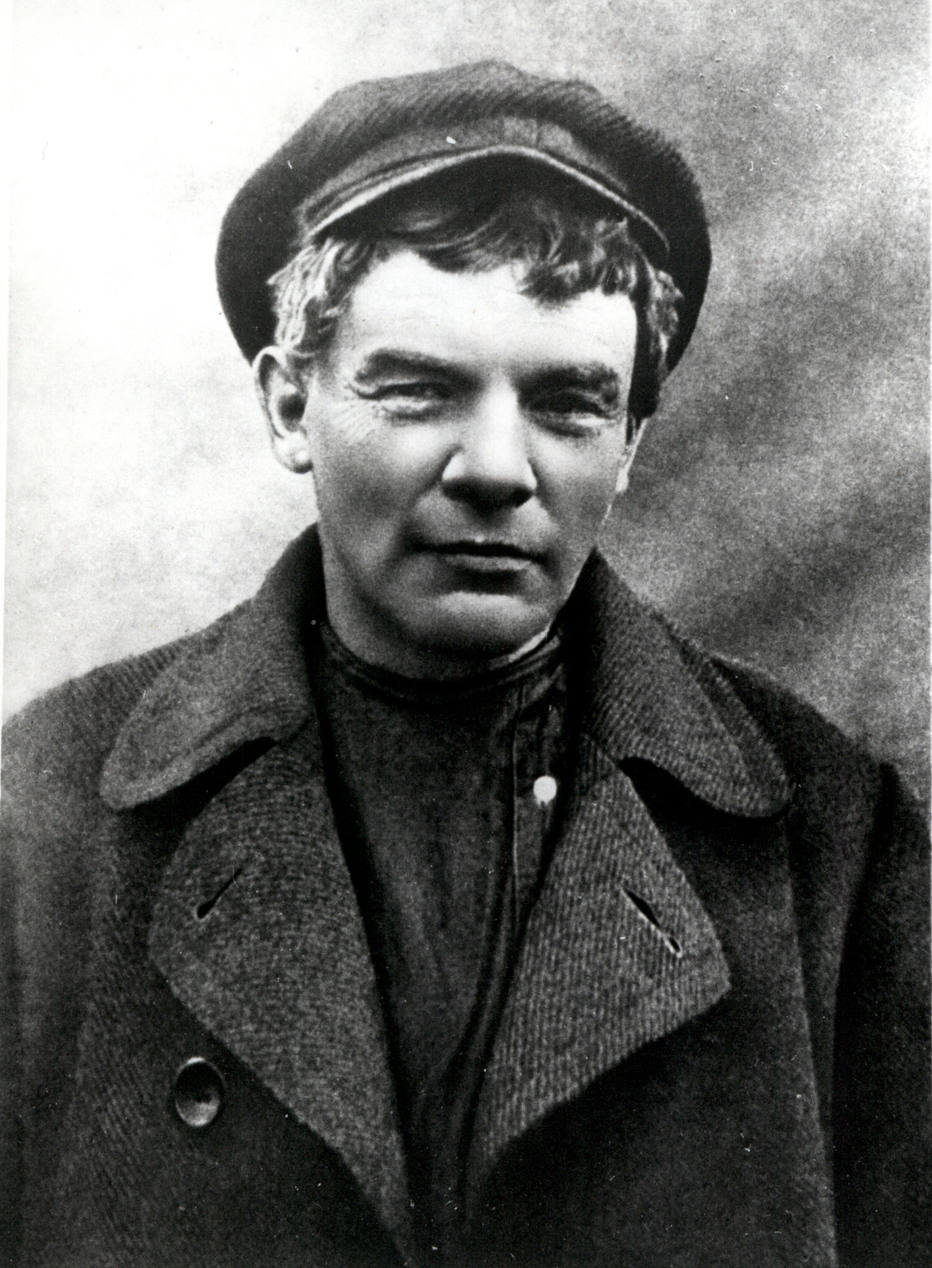 Na madrugada de 7 de novembro, Vladimir Lenin botou peruca e escapou da polícia passando-se por bêbado para chegar ao Instituto Smolny, QG bolchevique, e chefiar o congresso dos sovietes