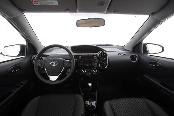 Comparativo: VW Voyage AT x Toyota Etios X AT
