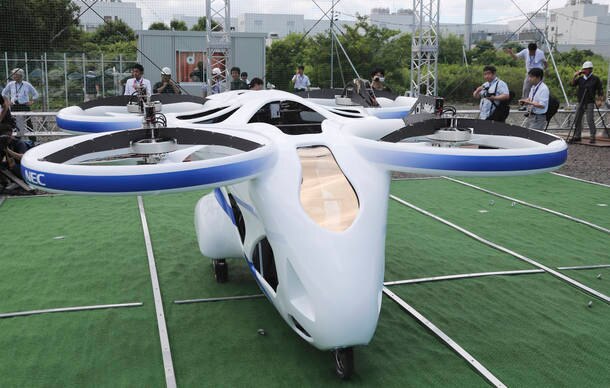 Carro voador japonês faz primeiro voo