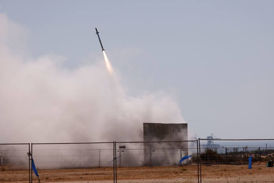 Bateria antiaérea do Domo de Ferro dispara projétil para interceptar foguete do Hamas