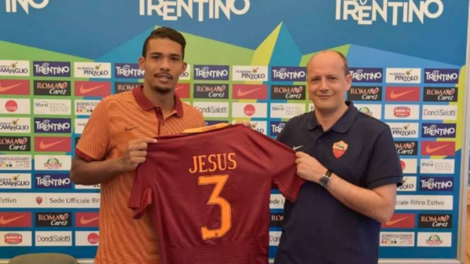 Juan Jesus chega à Roma e reverencia brasileiros que ...