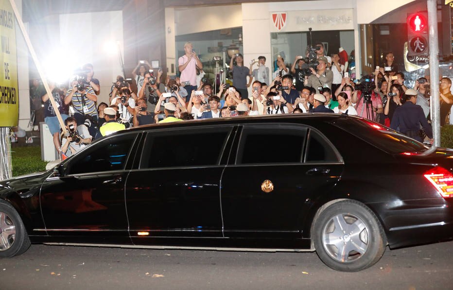 Kim é fotografado durante chegada a hotel, em Cingapura