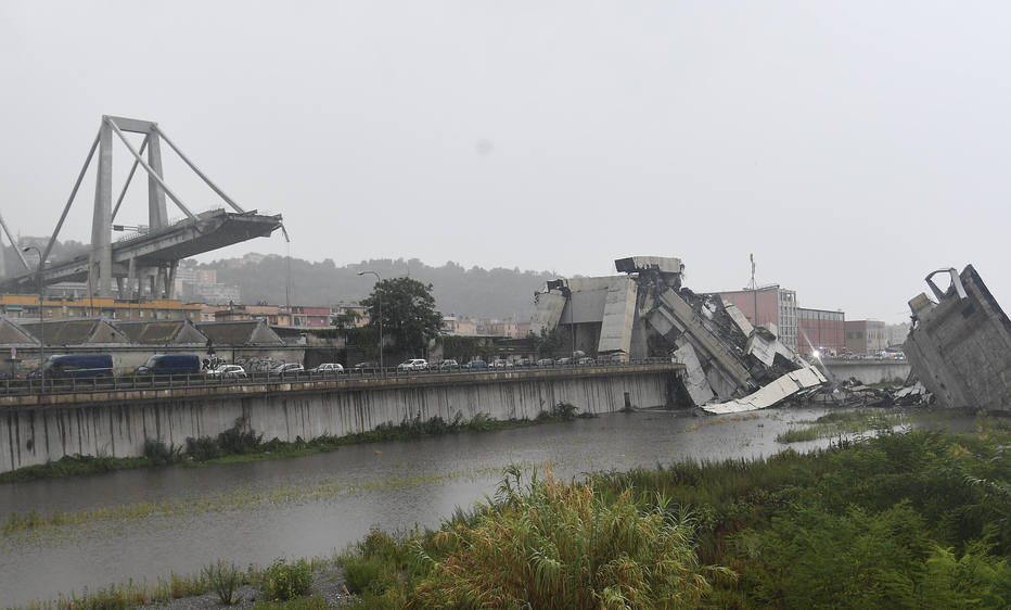 Estrutura da ponte desabou em área industrial da cidade de Gênova, atingindo empresas, casas e veículos que passavam pela região
