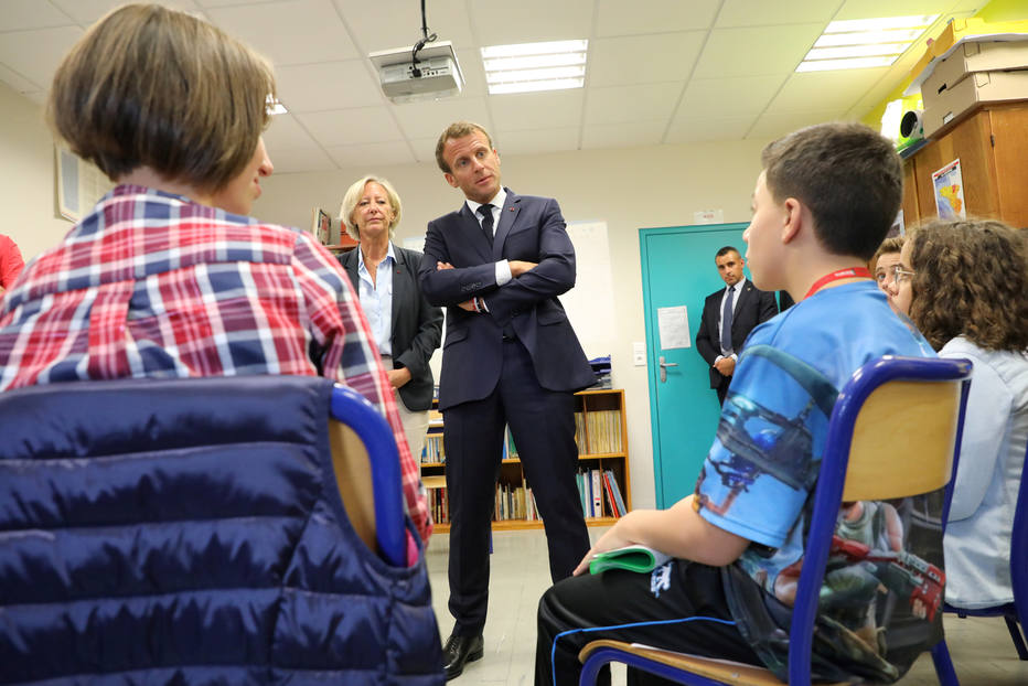 O presidente francês, Emmanuel Macron, conversa com os alunos de uma escola pública francesa 