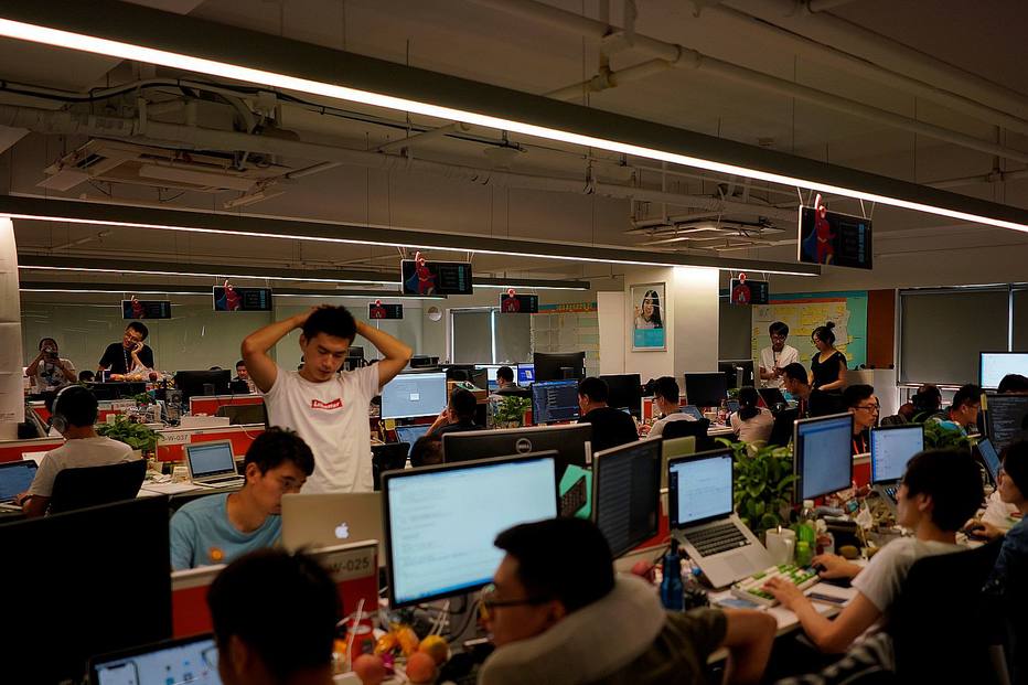 Na China, trabalhadores na área de tecnologia estão se rebelando contra a cultura â996â, um expediente que vai das 9 horas à s 21 horas, seis dias por semana.