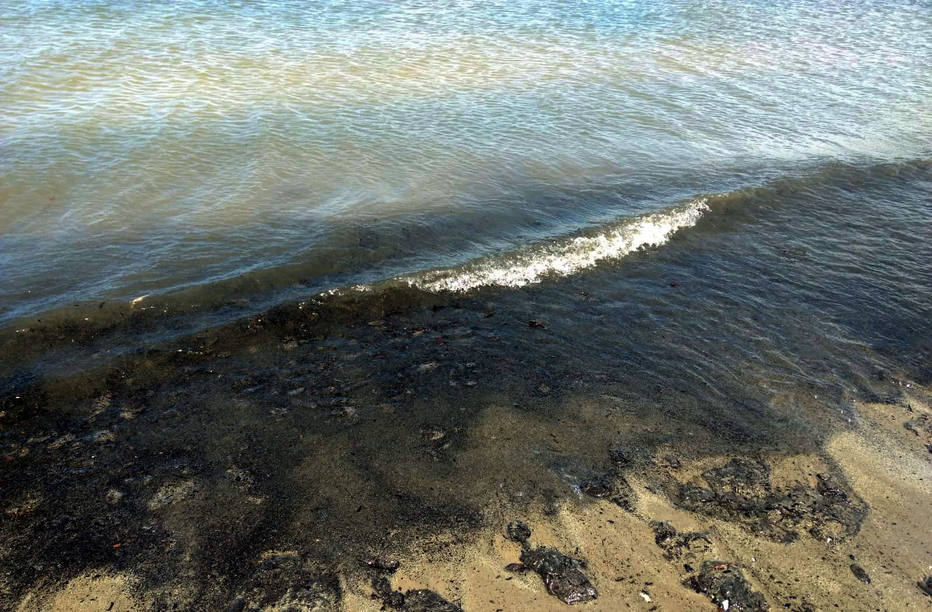 Manchas de óleo em praia de Sergipe