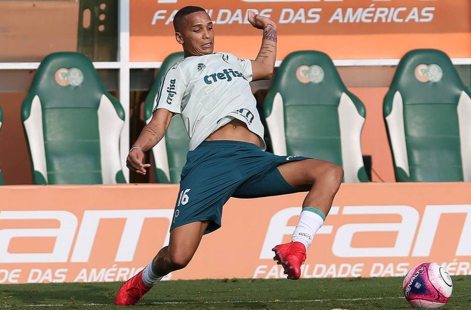 Deyverson se aproxima de retorno, mas perde espaço para garotos