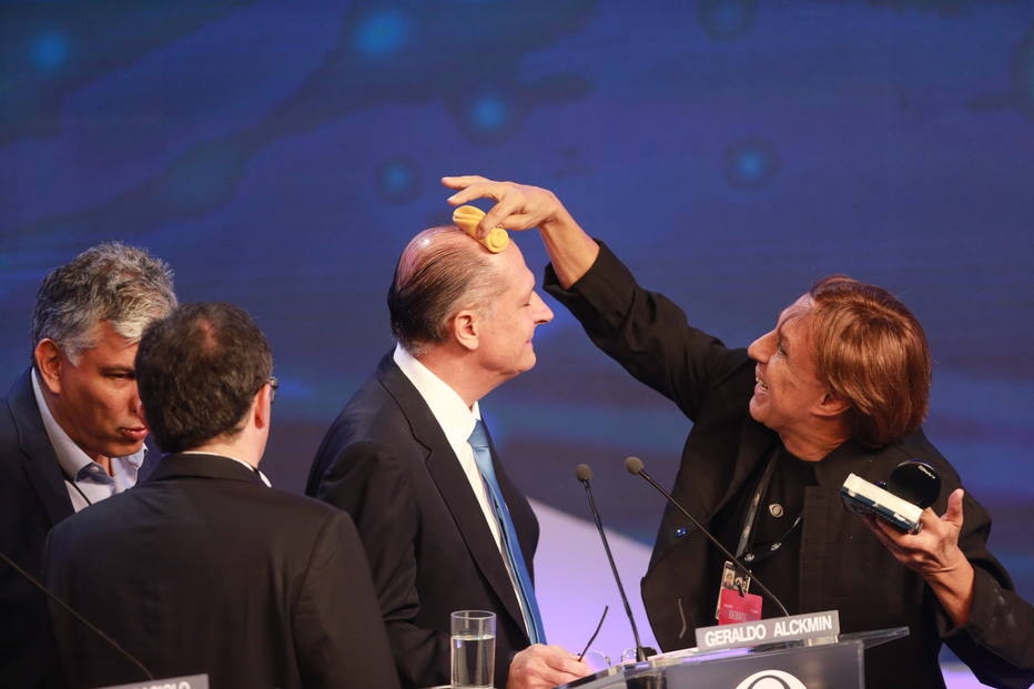 Bastidores do debate da TV Bandeirantes: Geraldo Alckmin é auxiliado por assessores