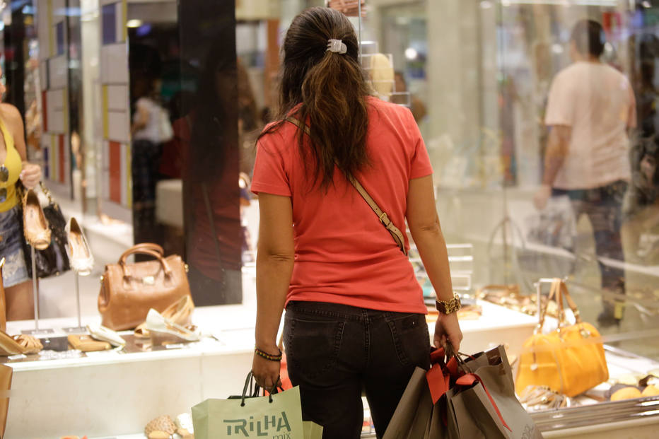 Pandemia afeta movimento de shoppings e pode ameaçar recuperação das vendas  - Economia - Estadão