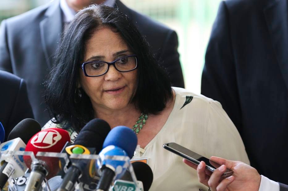 Ministra diz que governo vai criar canal para denunciar professor que atente 'contra a moral'