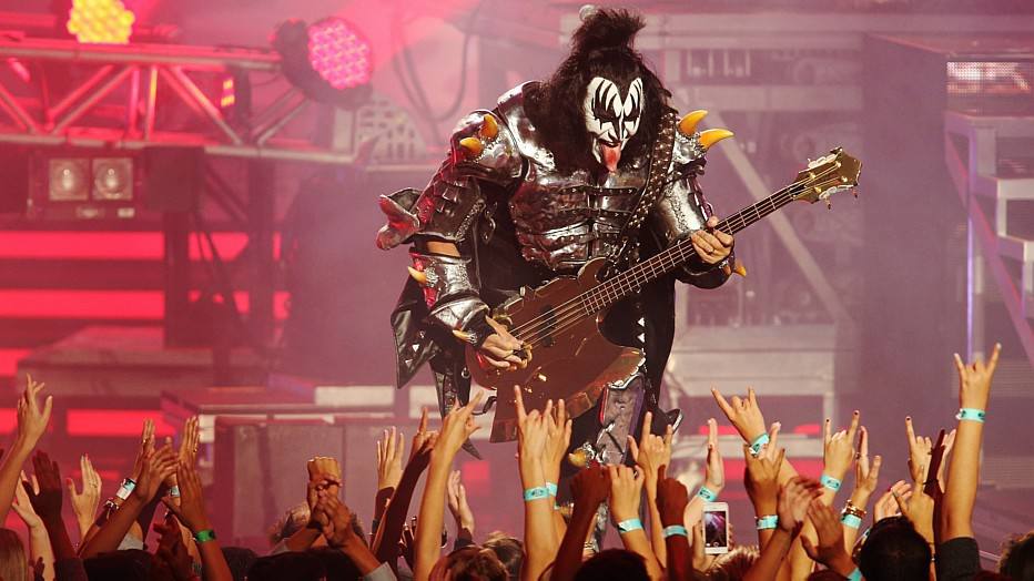 Gene Simmons ensina a fazer a maquiagem do Kiss; veja