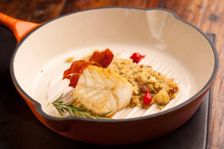 Posta de bacalhau grelhada com farofa de jamón e abacaxi Paladar Estadão