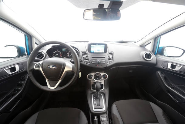 Comparativo: Citroën C3, Ford Fiesta e Peugeot 208