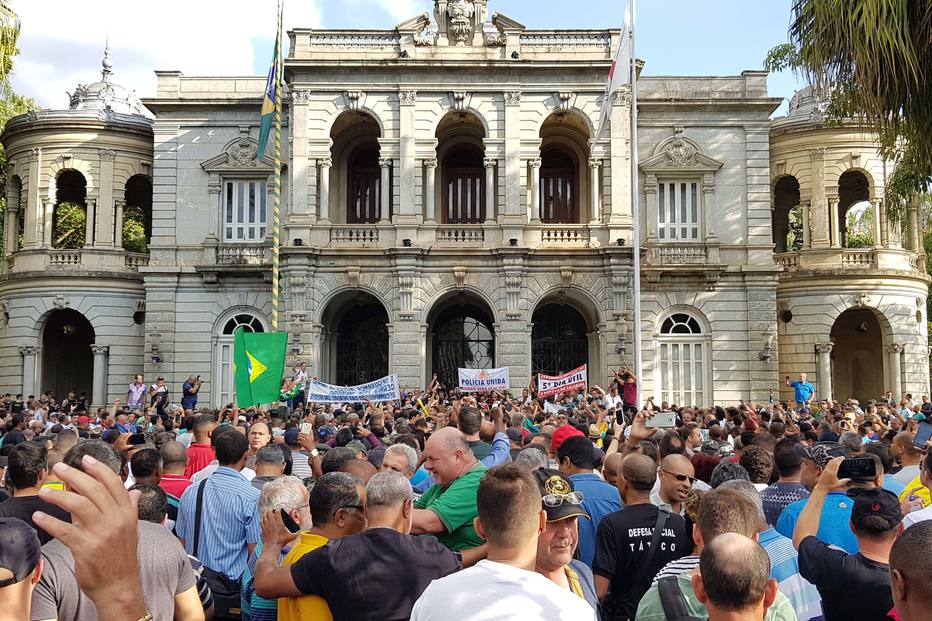Servidores públicos invadem sede do governo de Minas Gerais