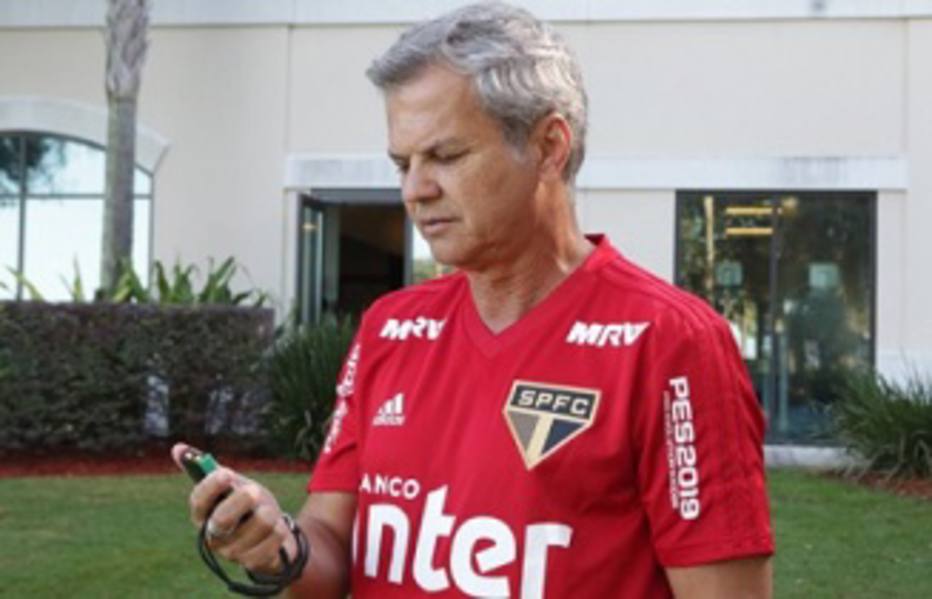 Preparador físico Carlinhos Neves pede demissão e deixa o 