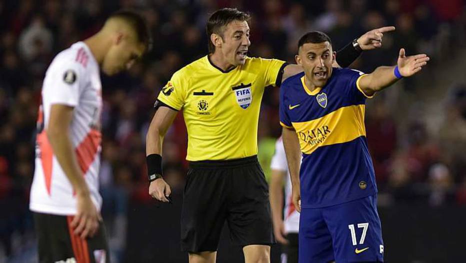Ábila reclama com o árbitro Raphael Claus, durante River x Boca
