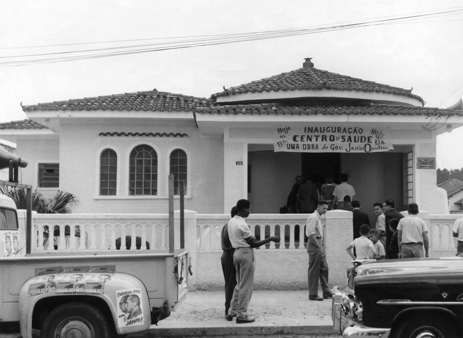 A Vila Maria ficaria conhecida como reduto de Jânio Quadros. Em 1955, ele foi eleito governador com apoio do bairro e muitos moradores garantem que o Bar do Pirilo, que existiu por ali, era seu preferido. Essa foto, que data de 1958, mostra a inauguração de um posto de saúde no bairro, organizada por Jânio