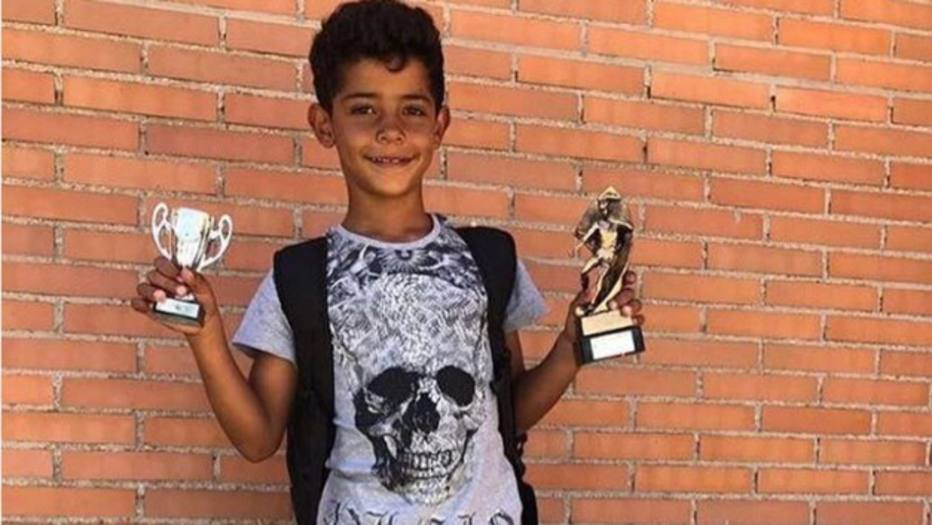 CRISTIANO RONALDO JR FAZ GOLAÇO E IMITA O PAI 