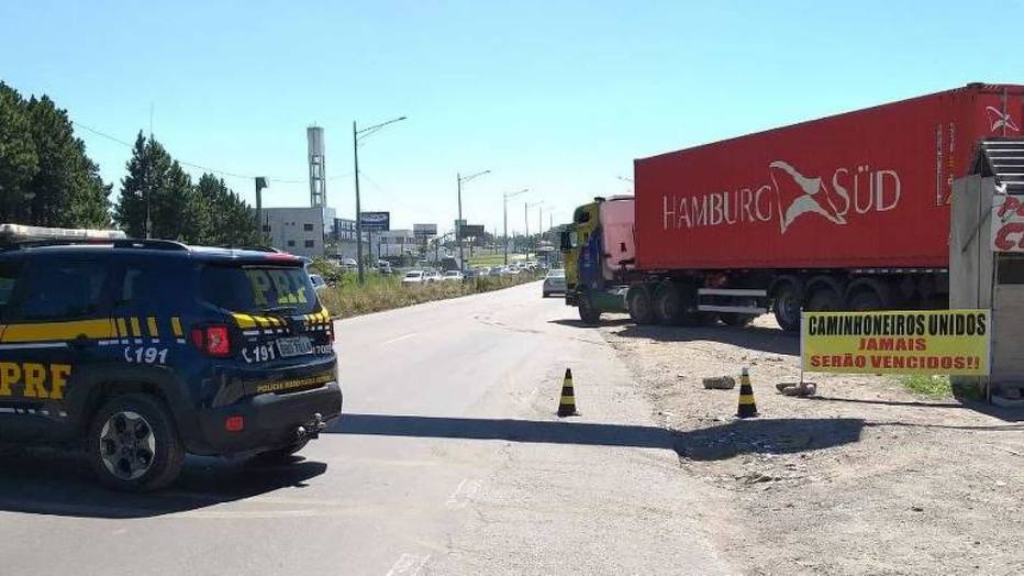 Ato de caminhoneiros reúne apenas 40 pessoas em Curitiba